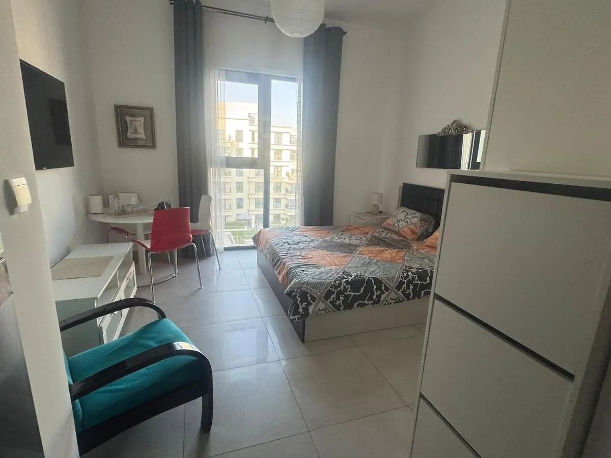 Double Bed, Prime Location, Beach Access,Pool View Sharjah Apartment